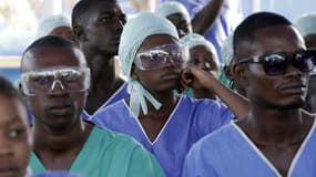 Des médecins écoutent le discours de Ban Ki-moon, secrétaire général des Nations unies, à Freetown, la capitale de la Sierra Leone, le 19 décembre 2014.