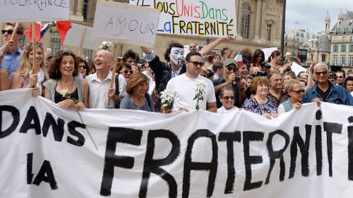 Plusieurs centaines de personnes se sont rassemblées dimanche après-midi à Paris pour prôner la paix.
