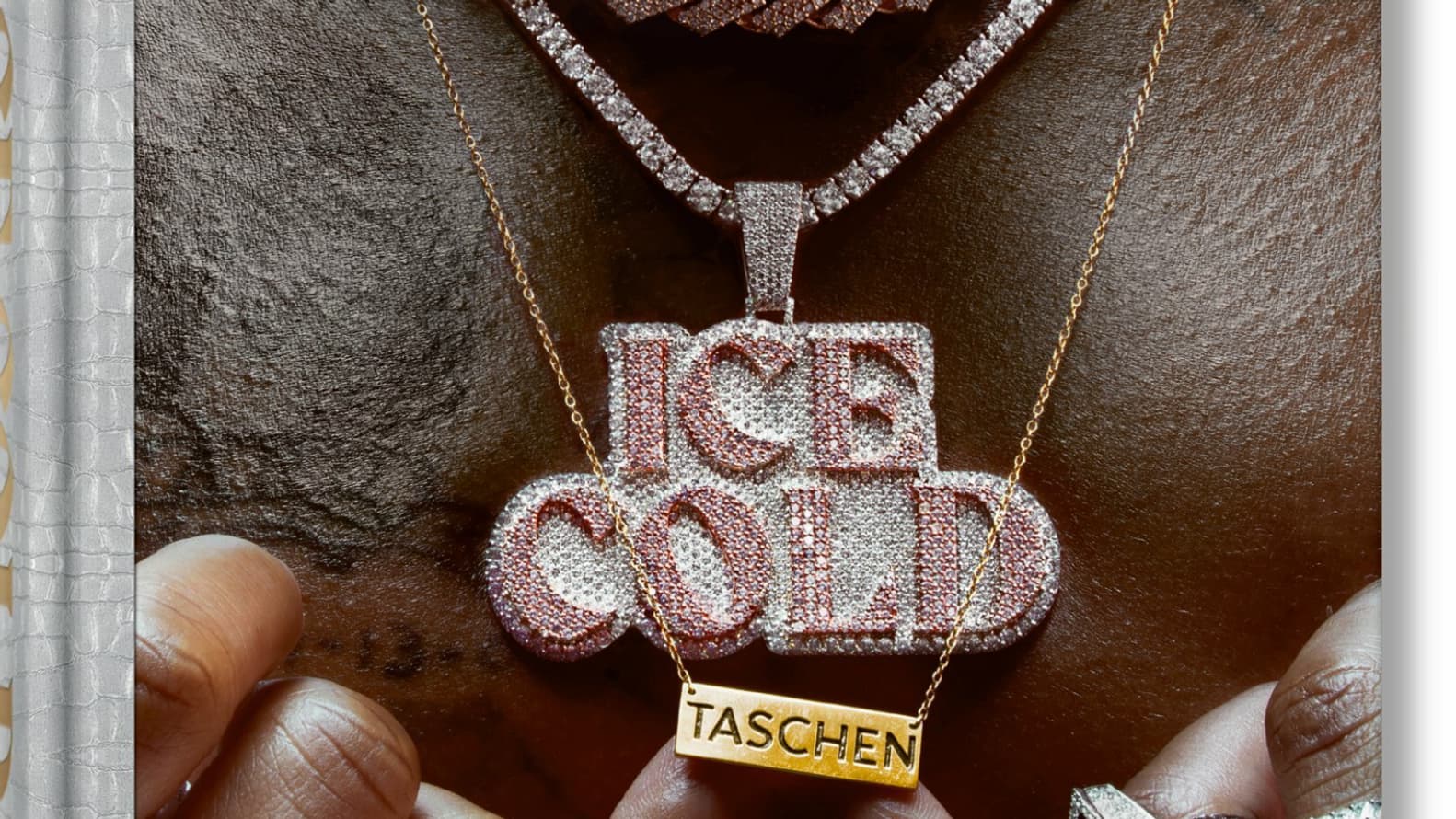 "Ice Cold: A Hip-Hop Jewelry History" de Vikki Tobak. "Ice Cold: A Hip-Hop Jewelry History" de Vikki Tobak.