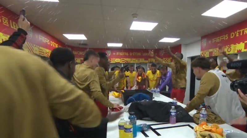 Le vestiaire lensois qui fête sa victoire 3-0 dans le derby du Nord face à Lille, samedi 21 septembre 2025