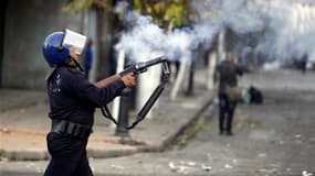 Heurts à Alger. Deux personnes ont été tuées vendredi lors d'émeutes en Algérie, selon une source proche des services de sécurité algériens. /Photo prise le 7 janvier 2011/REUTERS/Farouk Batiche
