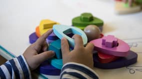 Des enfants jouent avec des outils pédagogiques dans une crèche de l'hôpital Saint-Louis à Paris, le 12 octobre 2018.