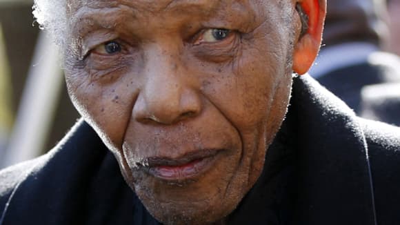Même si Nelson Mandela va mieux, sa famille a évoqué la perspective de sa mort "d'un moment à l'autre". Même si Nelson Mandela va mieux, sa famille a évoqué la perspective de sa mort "d'un moment à l'autre".