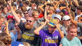 Les visiteurs se sont élancés vers 14h pour tenter de battre le record de la plus longue chenille du monde, pour le moment détenu par la Normandie.