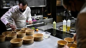 Le chef Christophe Hay prépare des plats à emporter dans son restaurant "la Maison d'à côté", 2 décembre 2020 à Montlivet