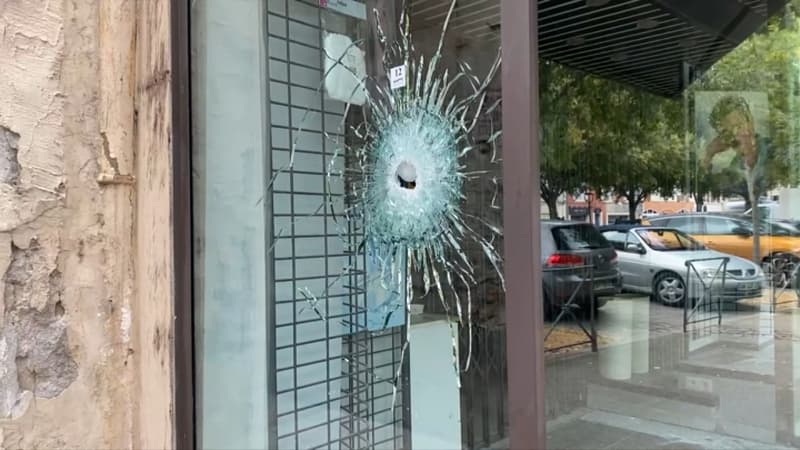 Un impact de balle dans une vitrine à Pont-Saint-Esprit