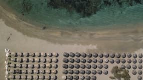 Les règles: 40 personnes maximum sur 1000m2, 4 mètres entre les parasols, pas de service de restauration et boissons, et désinfection des chaises longues après chaque client