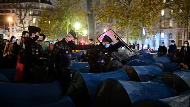 Les forces de l'ordre évacuent un camp de migrants dans le centre de Paris, le 23 novembre 2020 