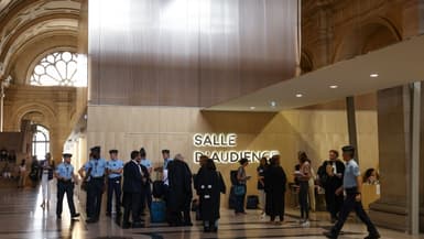 Des avocats et des gendarmes devant la salle d'audience de la cour d'assises spéciale de Paris où se déroule le procès de l'attentat de Nice en 2016, le 5 septembre 2022 à Paris