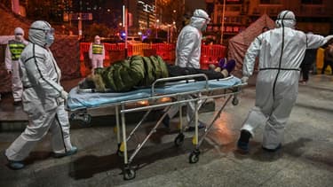 Un patient arrive à l'hôpital de la Croix Rouge à Wuhan, en Chine, le 25 janvier 2020