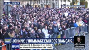 Massés devant la Madeleine, les fans de Johnny Hallyday chantent "Requiem pour un fou"