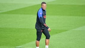 Kylian Mbappé très souriant à l'entraînement le mardi 30 août 2022