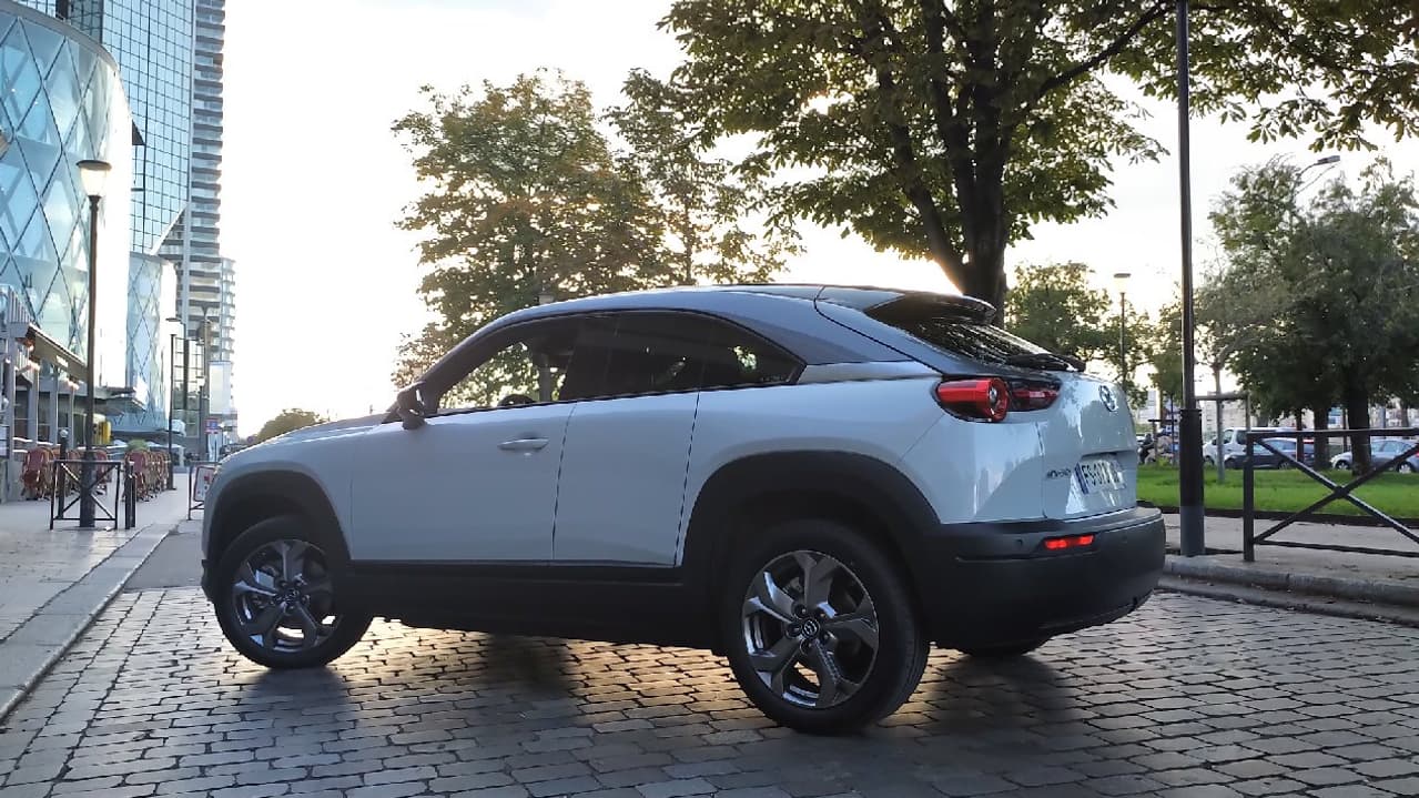 Le MX-30 se classe dans la catégorie des SUV compacts (4,39 mètres de long), mais son allure évoque le coupé et des lignes qui le différencient clairement au sein de la gamme Mazda. Le MX-30 se classe dans la catégorie des SUV compacts (4,39 mètres de long), mais son allure évoque le coupé et des lignes qui le différencient clairement au sein de la gamme Mazda.