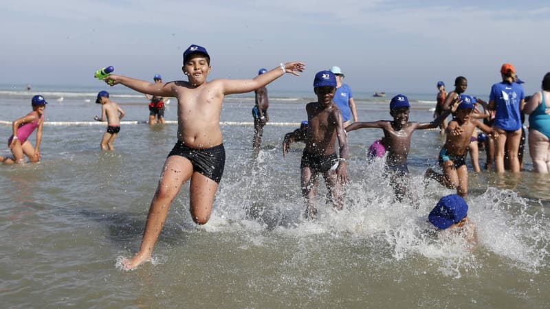 Des enfants défavorisés profitent d'une journée à la plage à Cabourg grâce au Secours Populaire