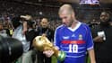 Zinedine Zidane lors d'un match au Stade de France pour célébrer les dix ans de la victoire en Coupe du monde