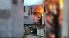 L'incendie en cours dimanche après-midi dans le VIIe arrondissement de Paris.