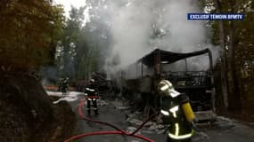 Les secours à proximité de Puisseguin, en Gironde, où un très grave accident de la route a fait au moins 42 morts, vendredi matin.