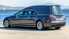 Cette Tesla Model S a été transformée en corbillard.