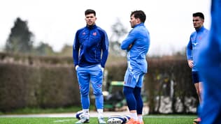 Matthieu Jalibert et Antoine Dupont à l'entraînement avec le XV de France, le 28 janvier 2025