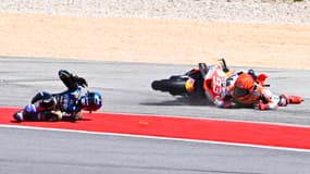 Miguel Oliveira et Marc Marquez au sol lors du Grand Prix du Portugal