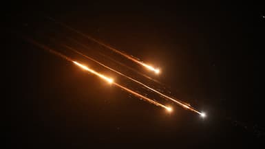 Des débris de missiles iraniens tombant dans le ciel israélien le 13 juin 2025