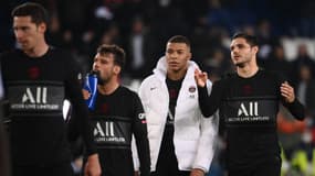 Mauro Icardi en discussion avec Kylian Mbappé