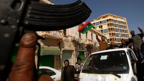 Après l'annonce d'un cessez le feu en Libye, la France reste prudente : « Kadhafi commence à avoir peur mais sur le terrain, la menace n'a pas changé ».