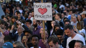 Un rassemblement en hommage aux victimes de l'attentat à Manchester le 23 mai 2107