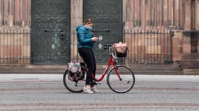 Une "cycliste du confinement" devant la cathédrale de Strasbourg (Bas Rhin)