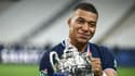 Kylian Mbappé avec la Coupe de France