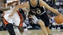 Mike à la lutte avec Ginobili