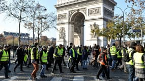 La manifestation des "gilets jaunes" à Paris samedi 17 novembre.