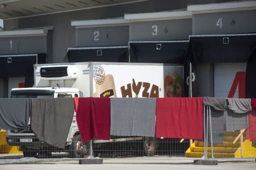 Le camion dans lequel des migrants ont été découverts morts, garé le 28 août 2015 sur l'A4 près de  Nickelsdorf en Autriche