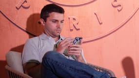 Gilles Simon, en pleine concentration, lors d'un match sur le jeu Tennis Clash, le samedi 25 mai 2024 à Roland-Garros.