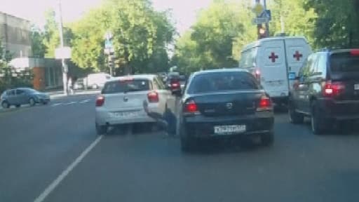 Non content de renverser à dessein sa victime, le conducteur de la BMW s'arrête ensuite… pour jeter un œil à sa voiture.