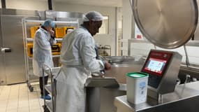 Des cuisiniers en train de travailler à la cuisine centrale de Baudricourt à Paris.