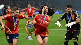 Marc Cucurella et ses coéquipiers Fermin Lopez et David Raya avec le trophée de l'Euro, le 14 juillet 2024.