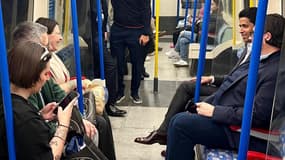 Nasser Al-Khelaïfi dans le métro londonien, le 28 avril 2025, avant Arsenal-PSG en demi-finale aller de la Ligue des champions