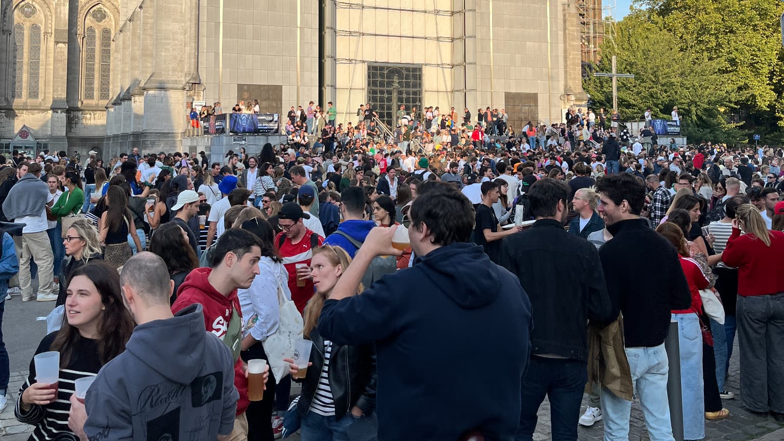 Le parvis de la Cathédrale Notre-Dame-de-la-Treille à Lille (Nord), le samedi 14 septembre lors de la braderie. Le parvis de la Cathédrale Notre-Dame-de-la-Treille à Lille (Nord), le samedi 14 septembre lors de la braderie.