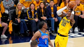 Bennedict Mathurin déclenche un tir devant Jalen Williams lors de la victoire d'Indiana contre Oklahoma City (116-107, finales NBA), le 11 juin 2025