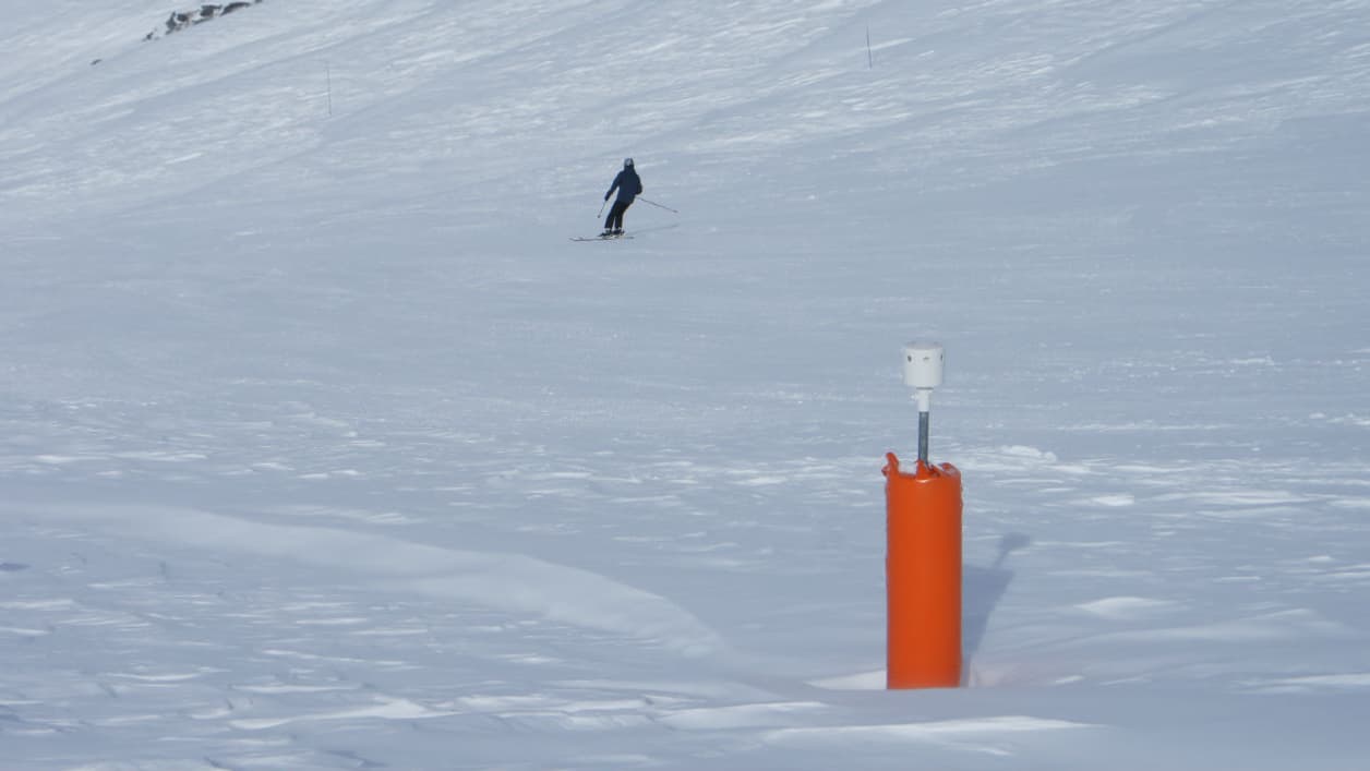 Un capteur capte la présence des skieurs pour donner une idée du trafic sur les pistes. Un capteur capte la présence des skieurs pour donner une idée du trafic sur les pistes.