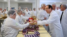 François Hollande visite un laboratoire Urgo à Chevigny-Saint-Sauveur près de Dijon. Confronté à une croissance économique nulle, François Hollande peine à convaincre du réalisme de son objectif de faire baisser le chômage d'ici la fin 2013 et une partie