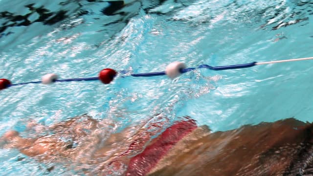 Nageur à la piscine Molitor, dans le 16e arrondissement de Paris. 