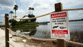 Un panneau indiquant la présence d'alligators et de serpents dans les environs, installés après la mort du petit garçon. Le 18 juin 2016, à Orlando en Floride.