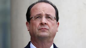 François Hollande a lancé mercredi un appel à l'apaisement et au respect des règles après les violences déclenchées à Trappes par un contrôle mouvementé d'une femme portant un voile intégral. /Photo prise le 15 juillet 2013/REUTERS/Charles Platiau