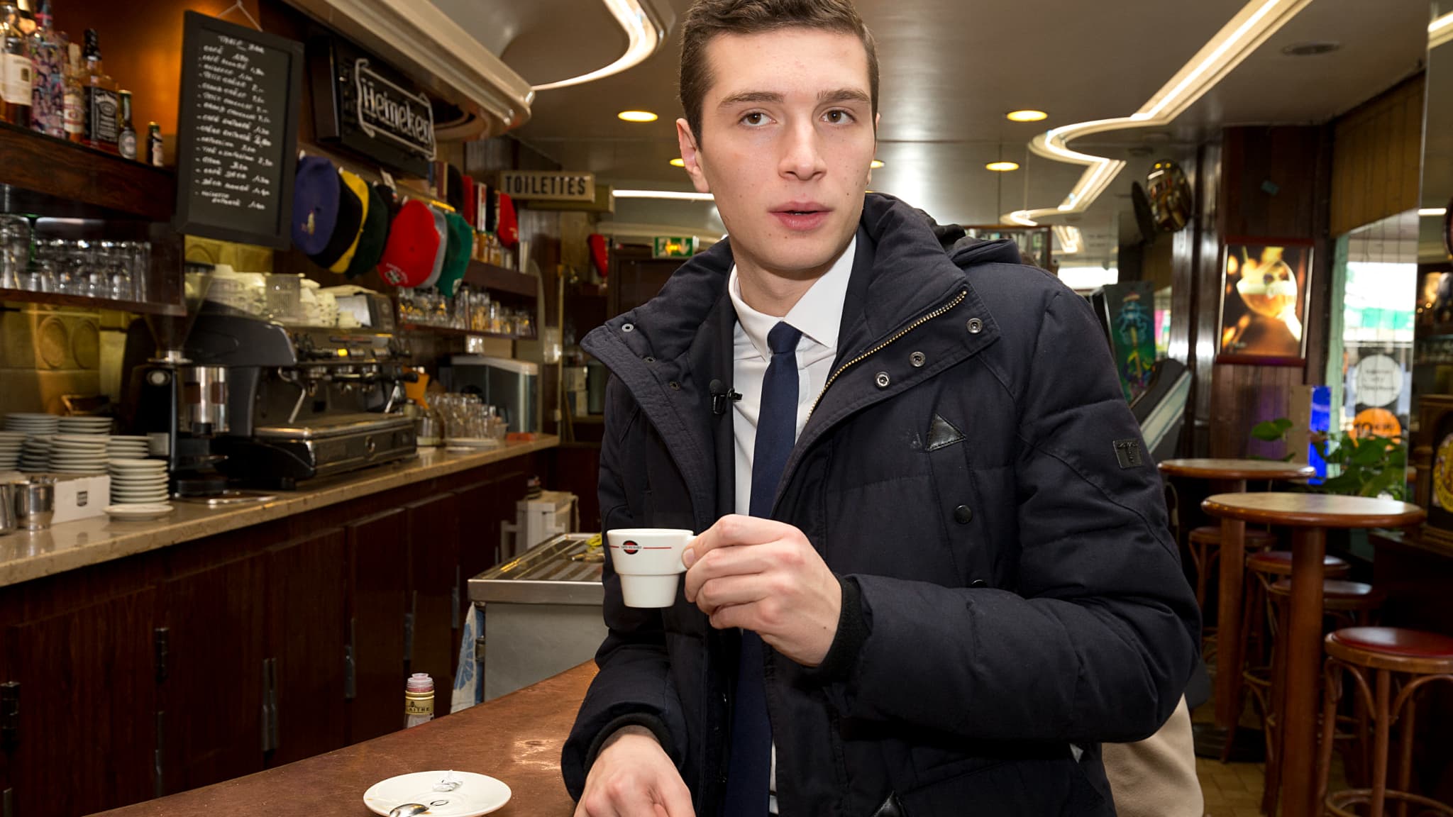 Jordan Bardella en novembre 2015 en Seine-Saint-Denis (93) en campagne pour les élections régionales. Il n'a pas encore 20 ans.