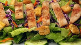 La salade romaine entre dans la composition de la fameuse salade César, très prisée des consommateurs américains.
