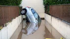 Un véhicule pris dans les inondations à Mandelieu-la-Napoule. 
