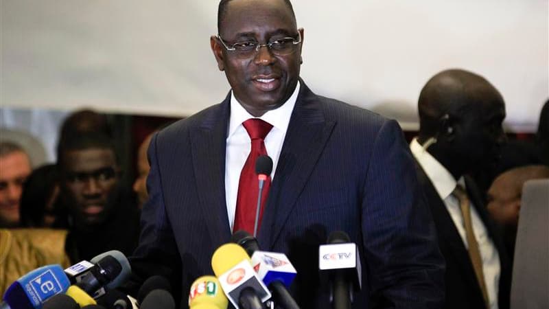 Avant les résultats complets du scrutin, Macky Sall a été félicité dimanche par son adversaire, le président sortant Abdoulaye Wade, pour sa victoire à la présidentielle sénégalaise. /Photo prise le 25 mars 2012/REUTERS/Joe Penney