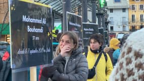 L'hommage aux migrants morts aux frontières franco-italiennes le 6 février 2025 le long du pont de la rue centrale de Briançon. 